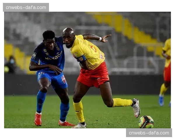 摩纳哥针对性打击朗斯高位逼抢后空档，三粒进球全部来自快速转换