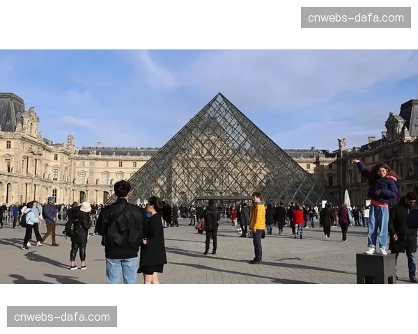 巴黎圣日耳曼与卢浮宫推出联名展览，探索足球与古典艺术