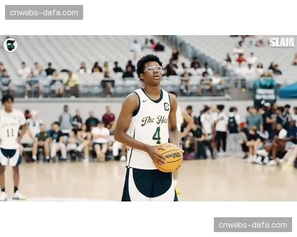 场边趣事：詹姆斯小儿子布莱斯现场观战，与父亲队友互动