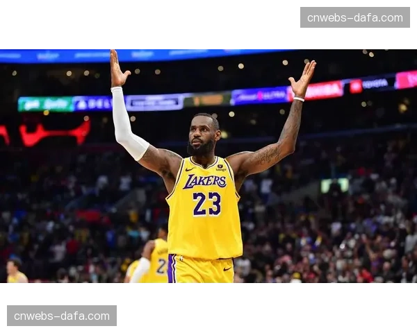 实时报道：詹姆斯跨越40000分里程碑，比赛暂停接受致敬
