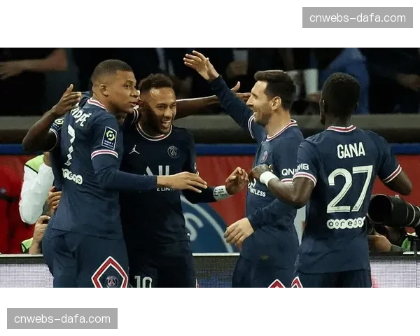 前巴黎球星拉维奇现身王子公园球场观战